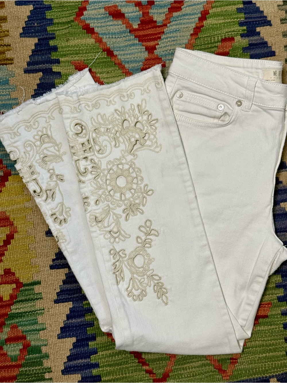Free People White Skinny Jeans Laser Cut with Cream Floral Embroidery Size 27